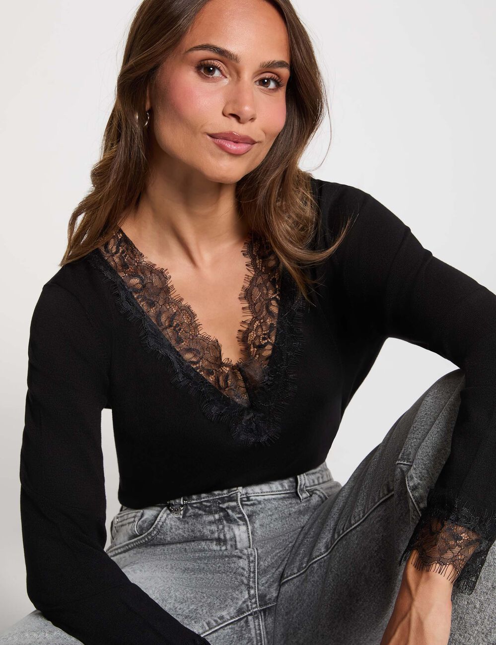 Jersey con cuello en V y encaje negro mujer