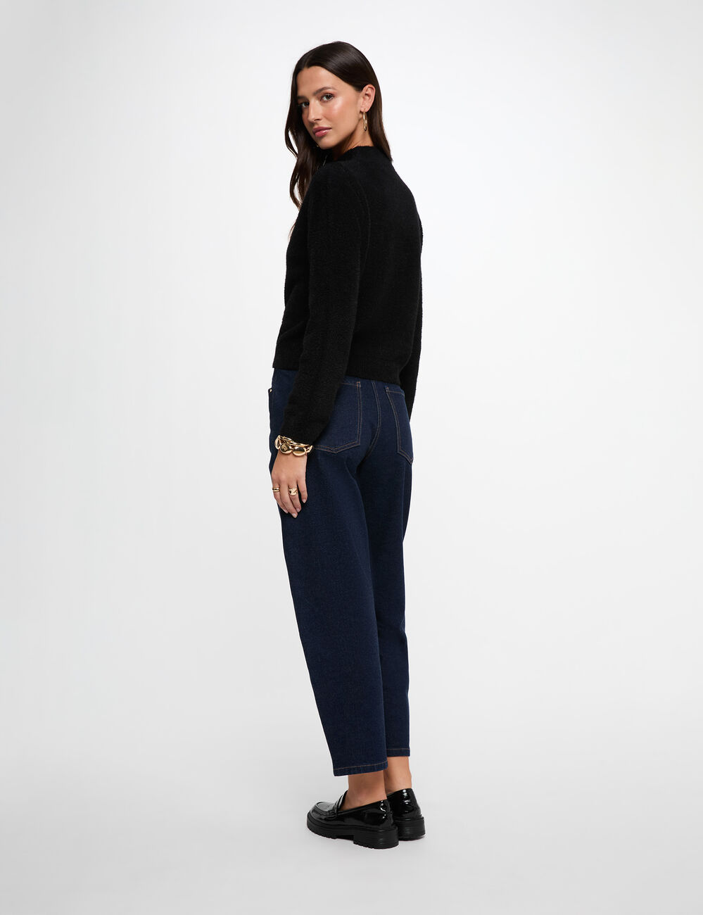 Jersey ajustado de cuello alto negro mujer