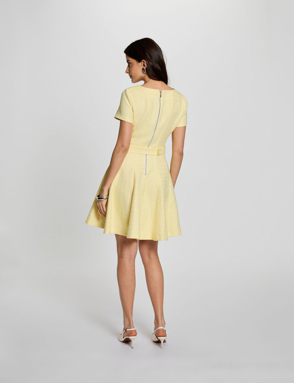 Vestido corto con cintur&oacute;n amarillo pastel mujer