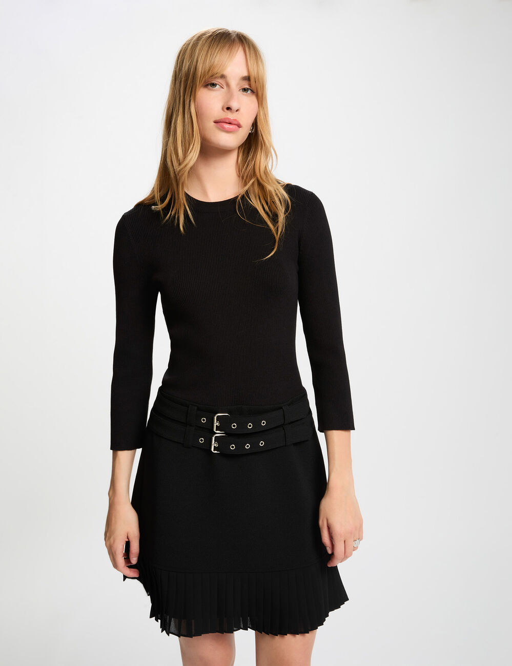 Vestido corto plisado negro mujer