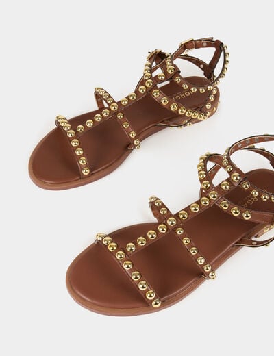 Sandalias planas con tachuelas marrón mujer