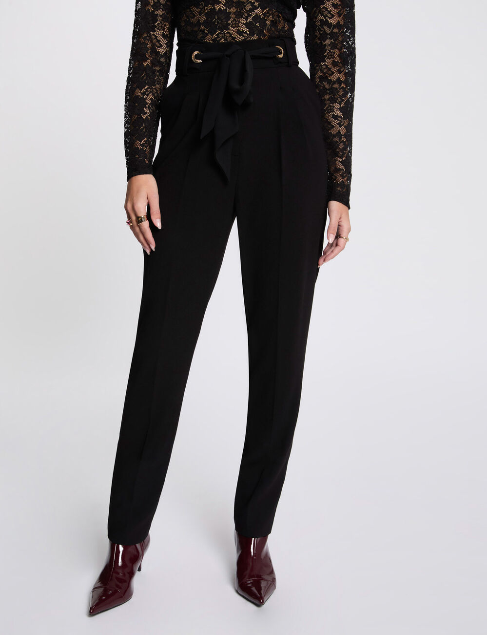 Pantalón estrecho en pernera negro mujer