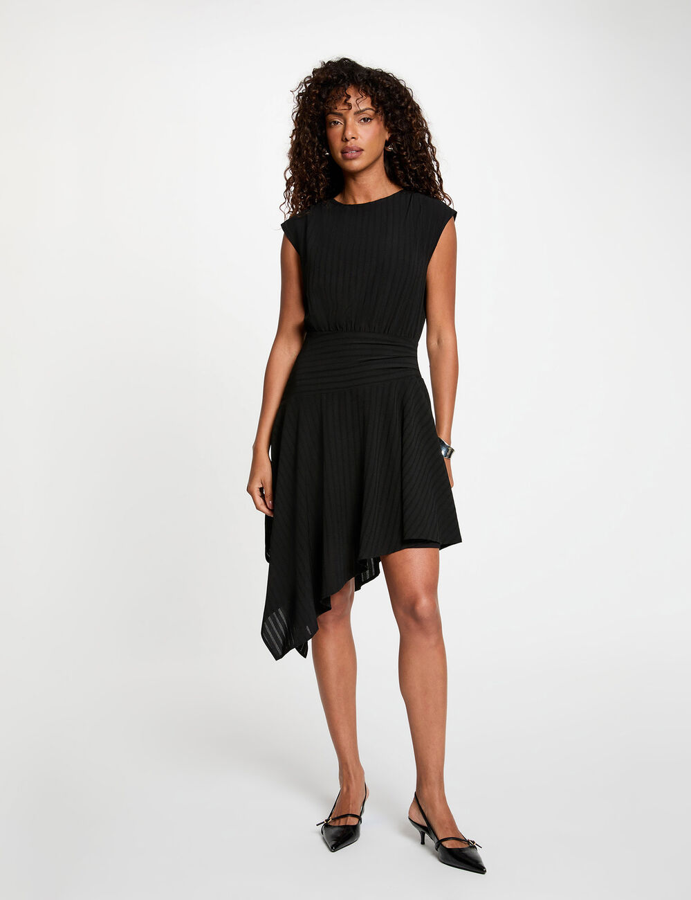 Vestido asim&eacute;trico mangas cortas negro mujer