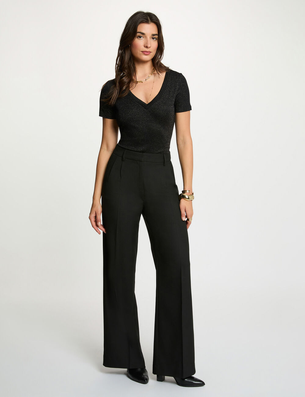 Camiseta entallada cuello v negro mujer