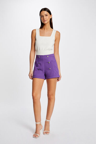 Short city recto con botones morado oscuro mujer