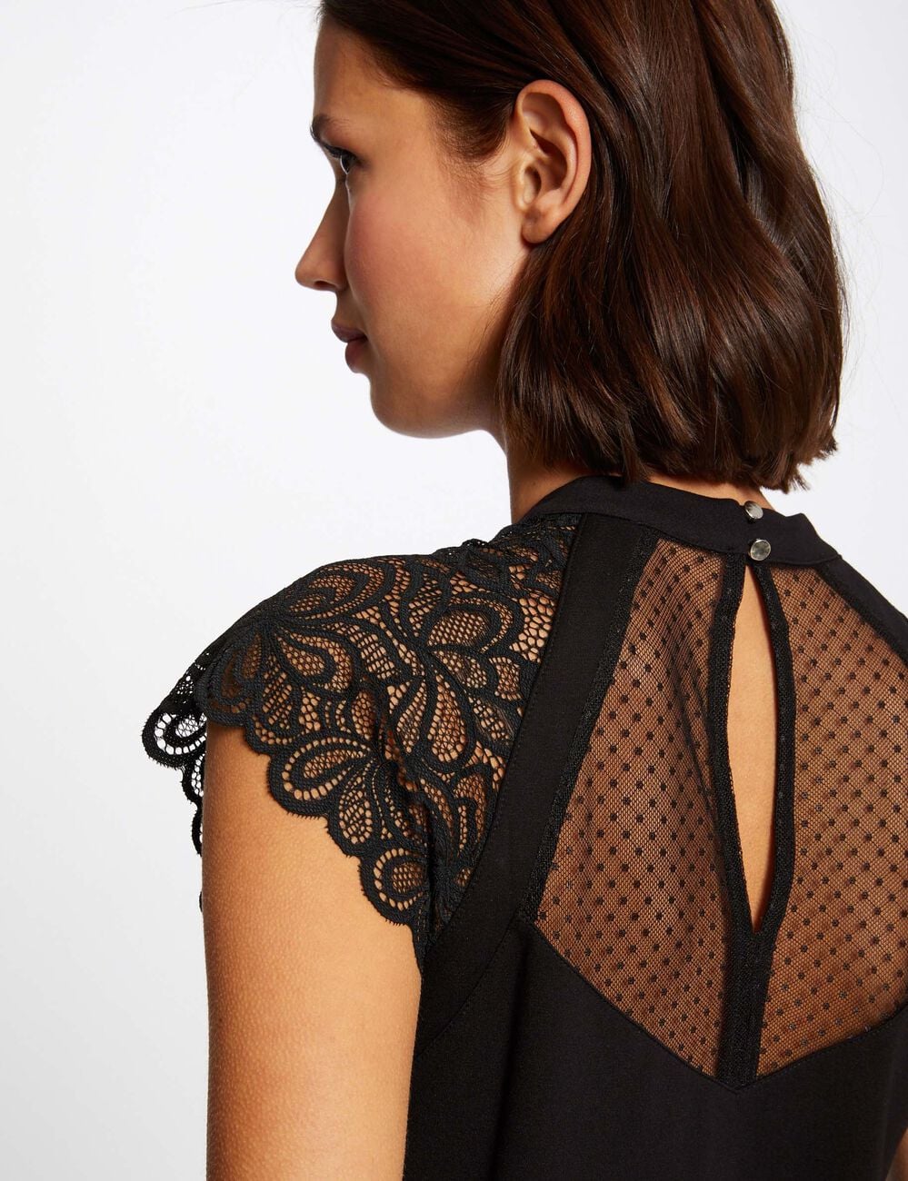 Camiseta encaje cuello alto negro mujer