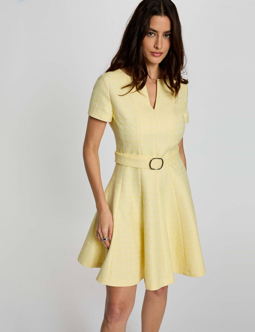 Vestido corto con cintur&oacute;n amarillo pastel mujer