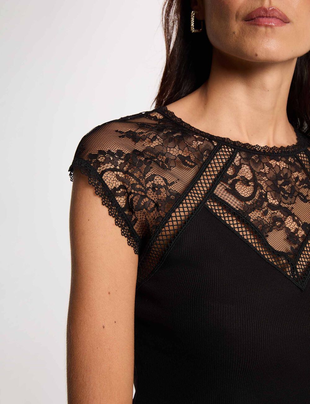 Camiseta de encaje con cuello redondo negro mujer