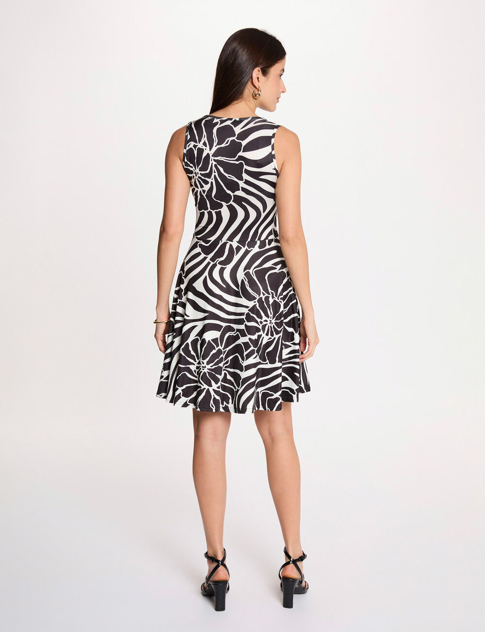 Vestido corto escotado negro mujer