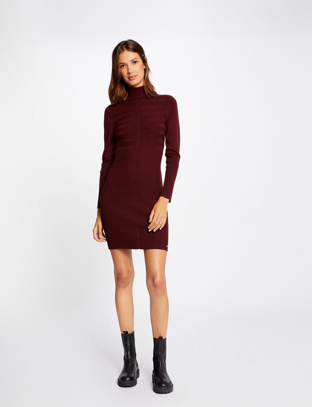 Vestido ajustado con cuello de tortuga violeta oscuro mujer