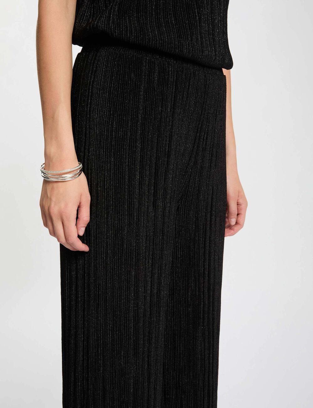 Pantal&oacute;n ancho plisado negro mujer