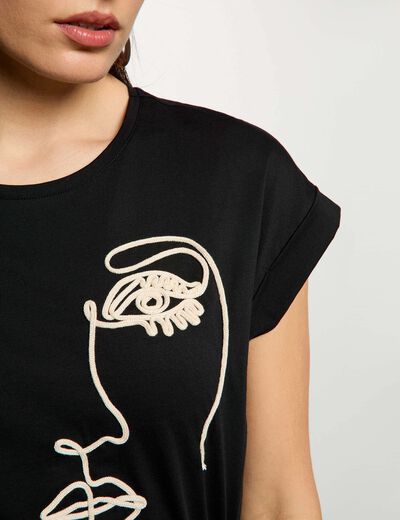 Camiseta bordado rostro negro mujer