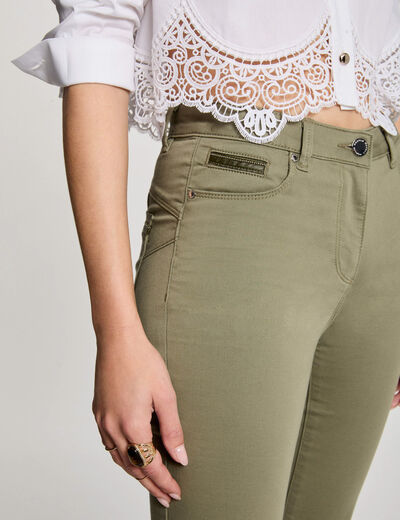 Pantalón slim talle estándar verde caqui mujer