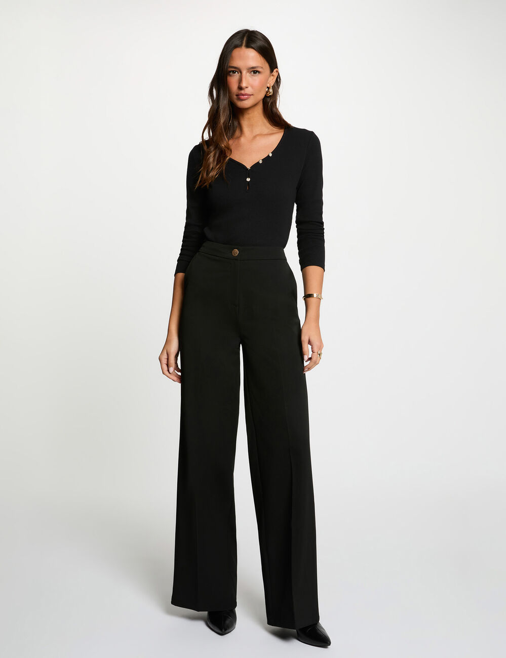 Camiseta con cuello coraz&oacute;n abotonado negro mujer