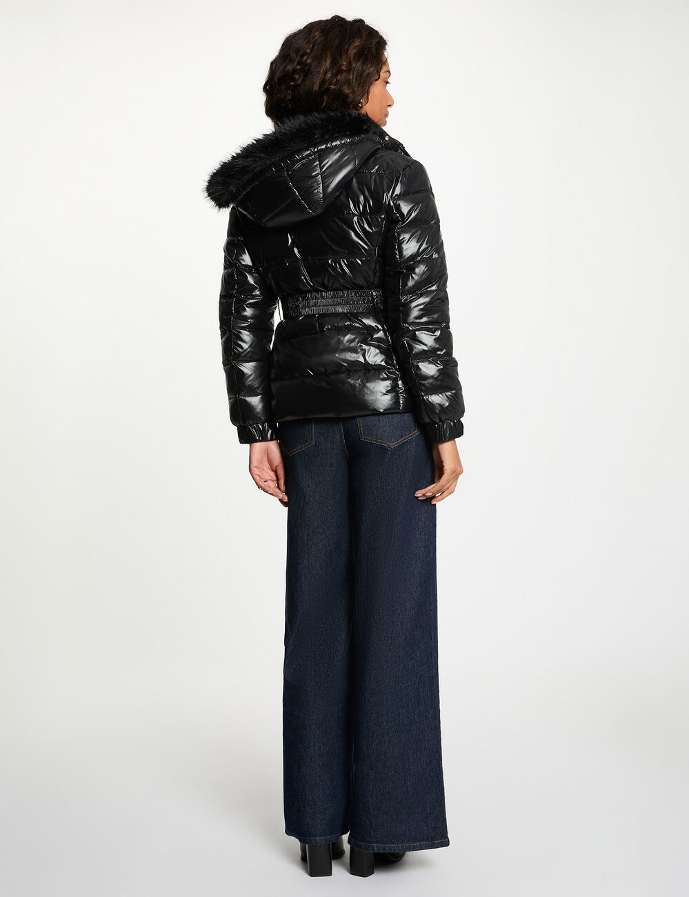 Chaqueta acolchada con capucha negro mujer