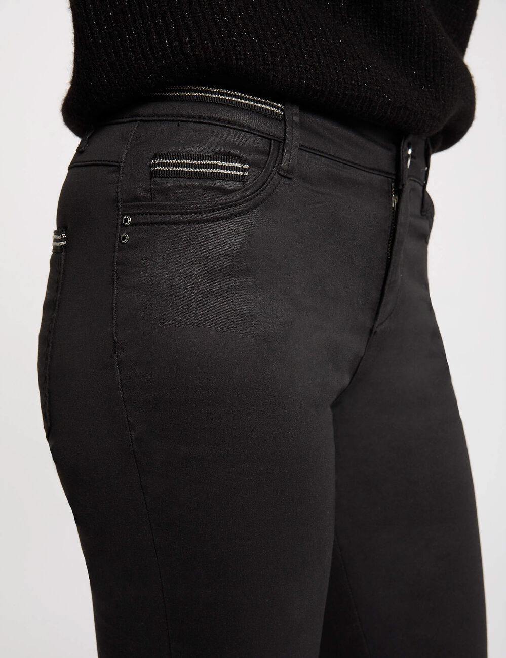 Pantalón slim efecto mojado negro mujer