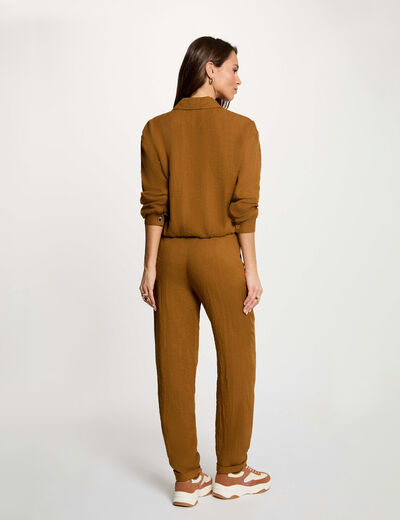 Pantal&oacute;n carrot de tiro alto c&aacute;mel mujer
