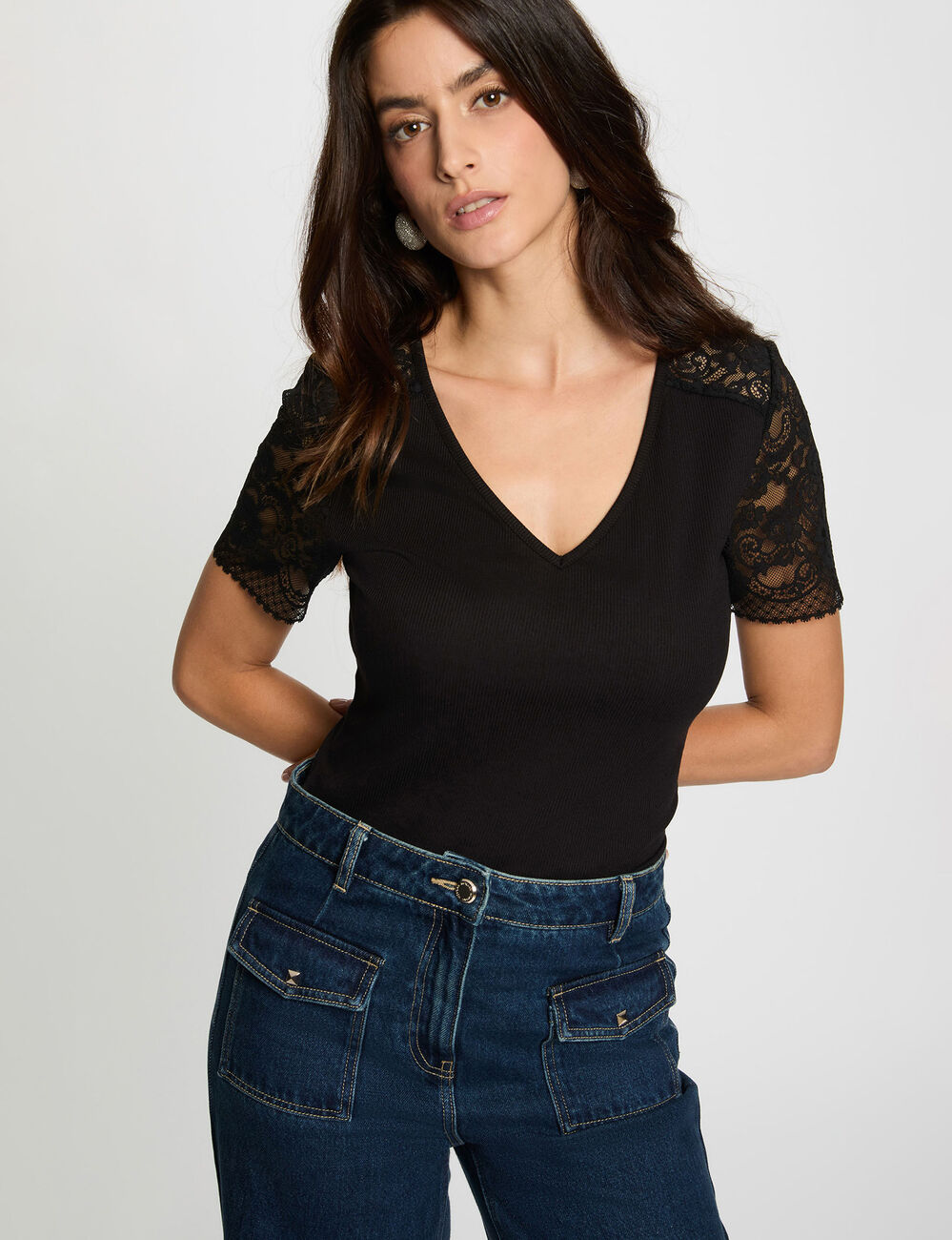Camiseta de encaje con cuello en V negro mujer