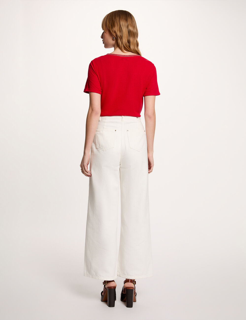 Camiseta con cuello en v con perlas rojo mujer