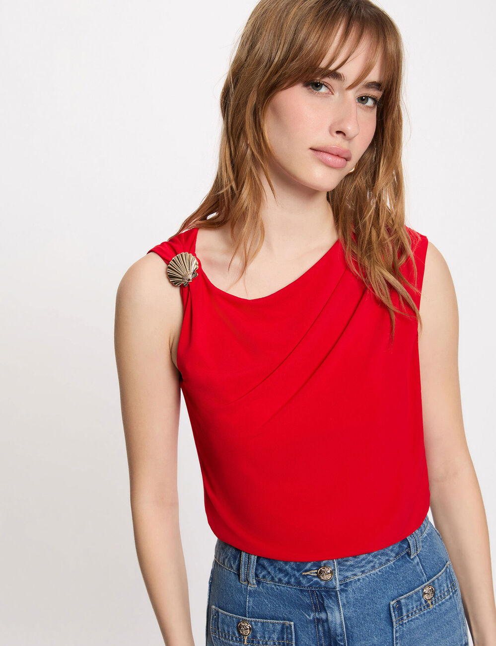 Camiseta con cuello drapeado rojo mujer