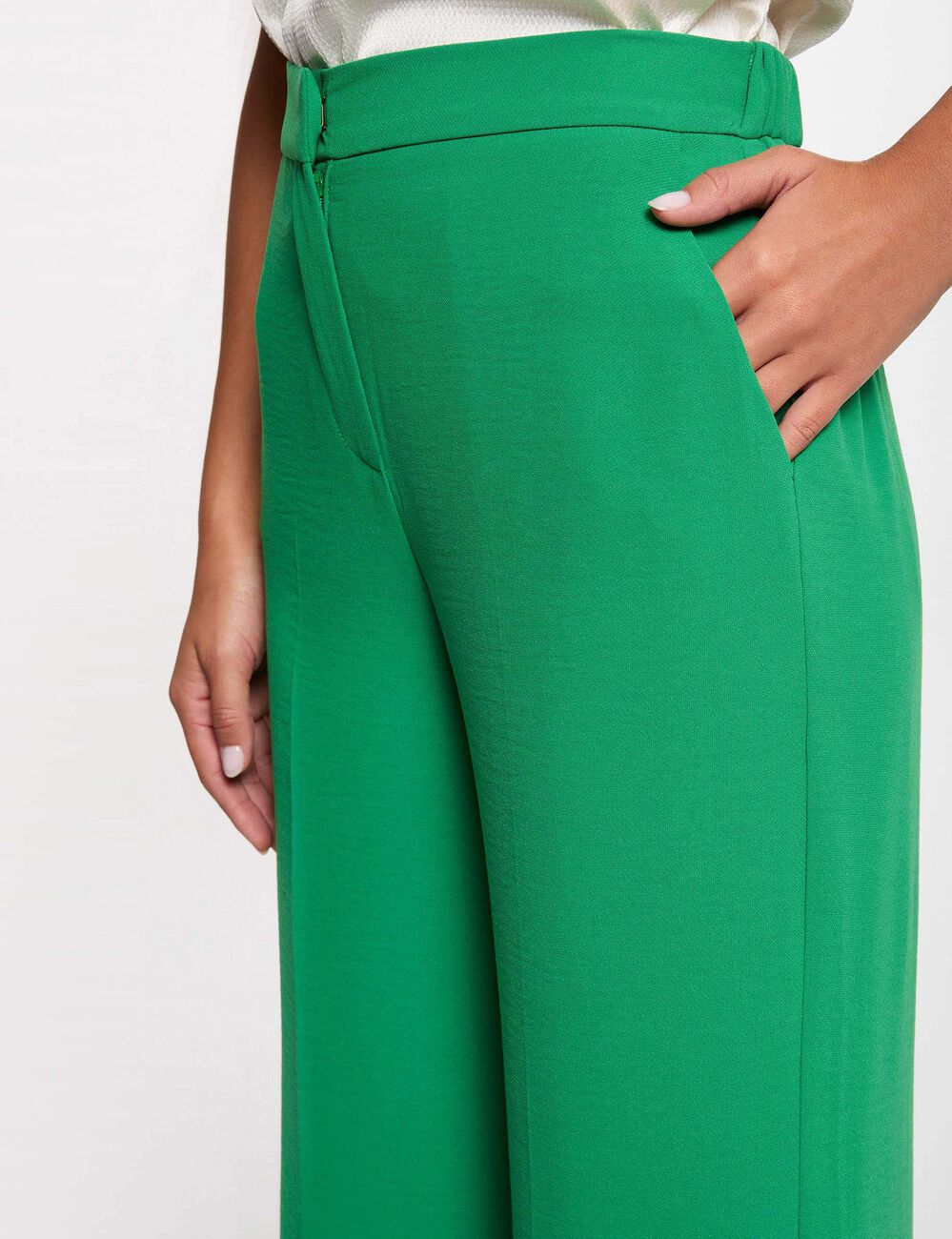 Pantal&oacute;n ancho y fluido verde pradera mujer