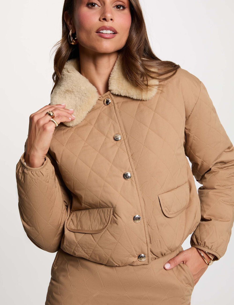 Chaqueta corta acolchada marr&oacute;n co&ntilde;ac mujer
