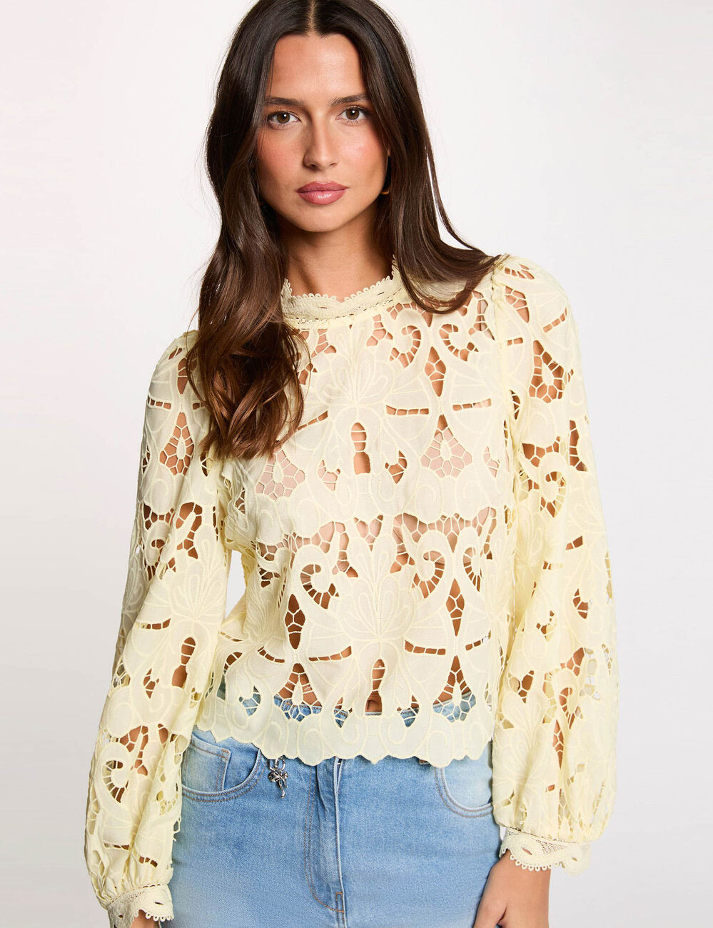 Blusa bordada cuello alto amarillo pastel mujer