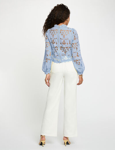 Blusa bordada cuello alto azul cielo mujer