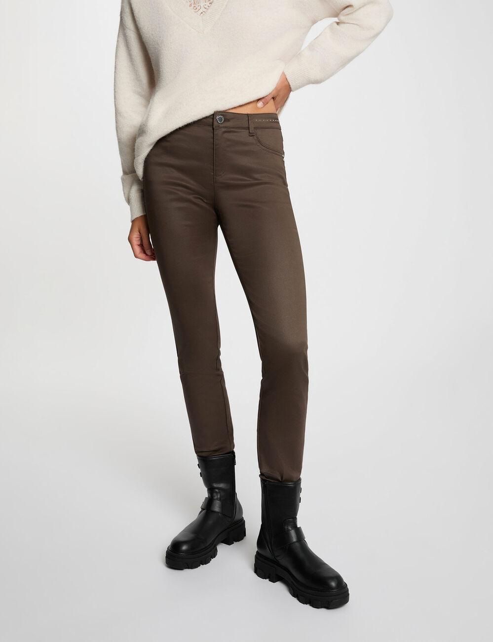 Pantal&oacute;n slim efecto mojado topo mujer