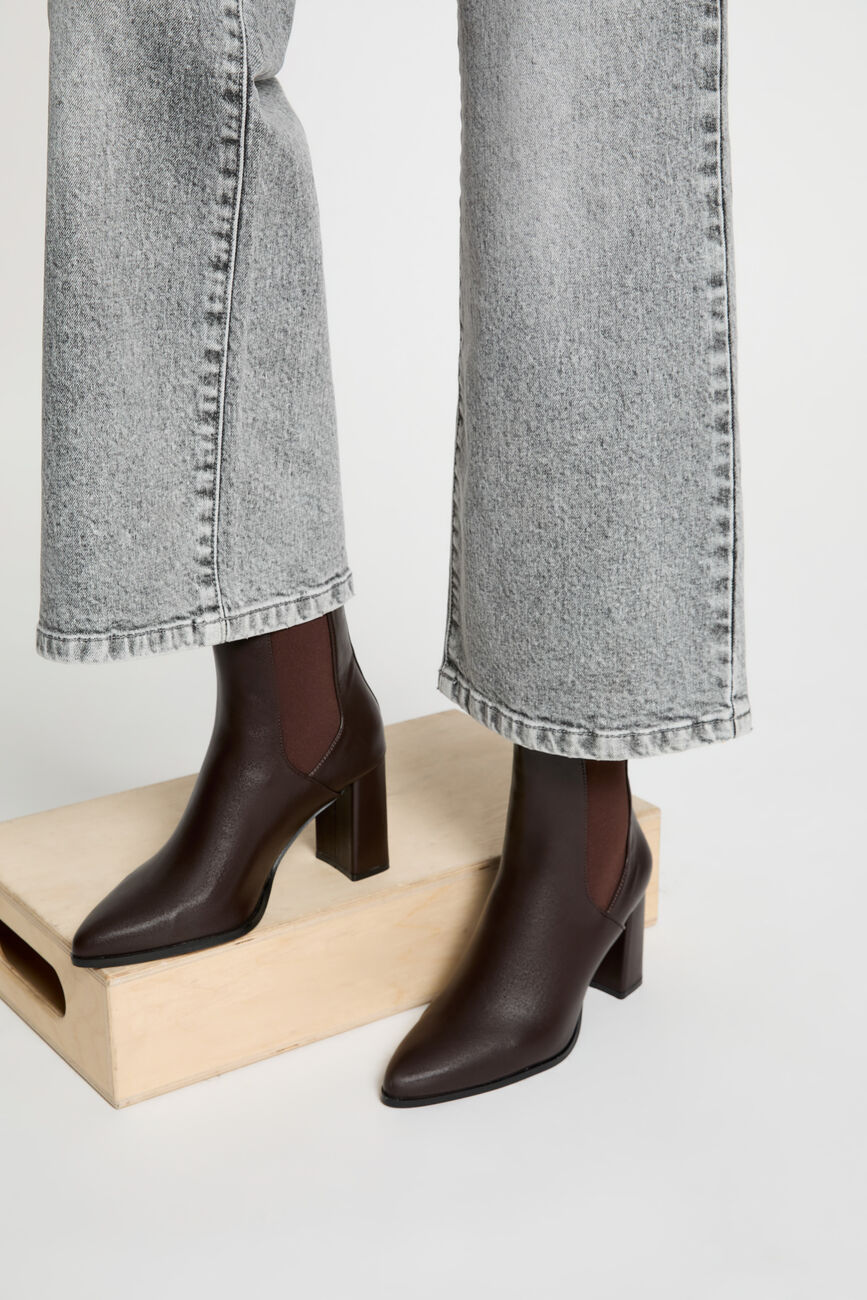 Bota de piel sint&eacute;tica marr&oacute;n oscuro mujer