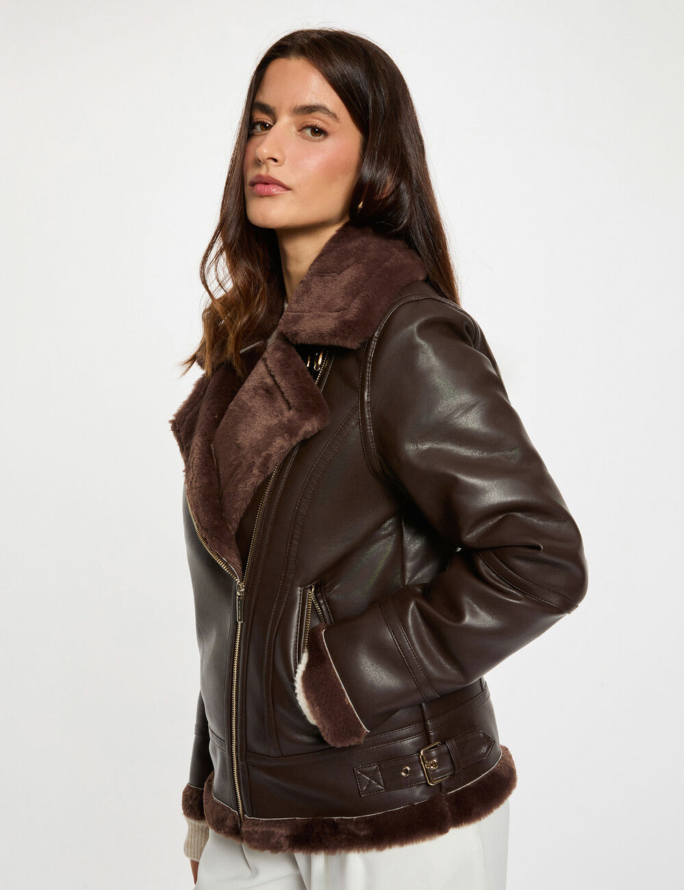Chaqueta oversize de cuero sint&eacute;tico marr&oacute;n oscuro mujer