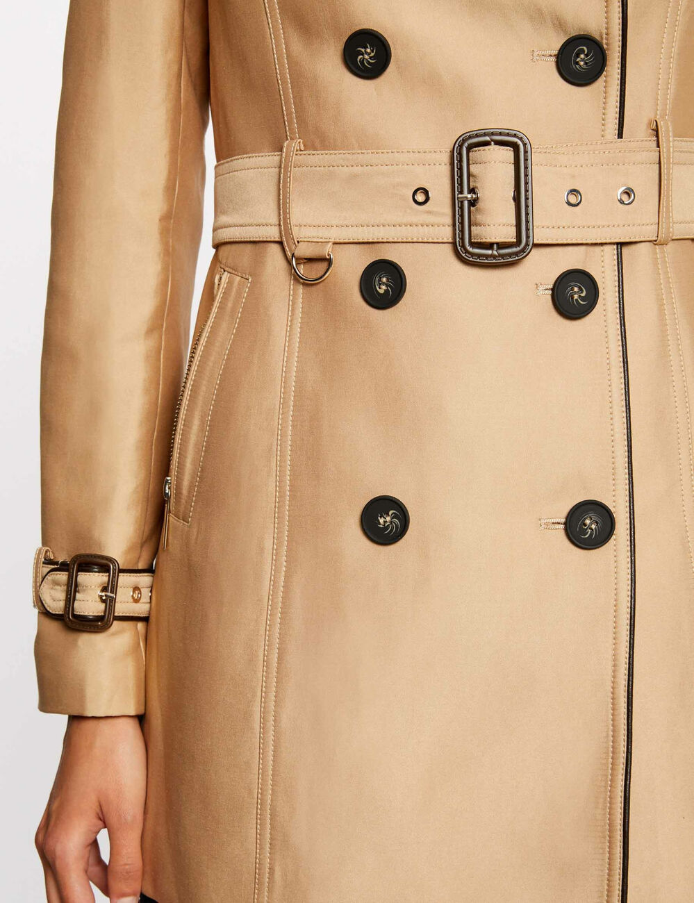 Gabardina recta abotonada con cintur&oacute;n beige mujer