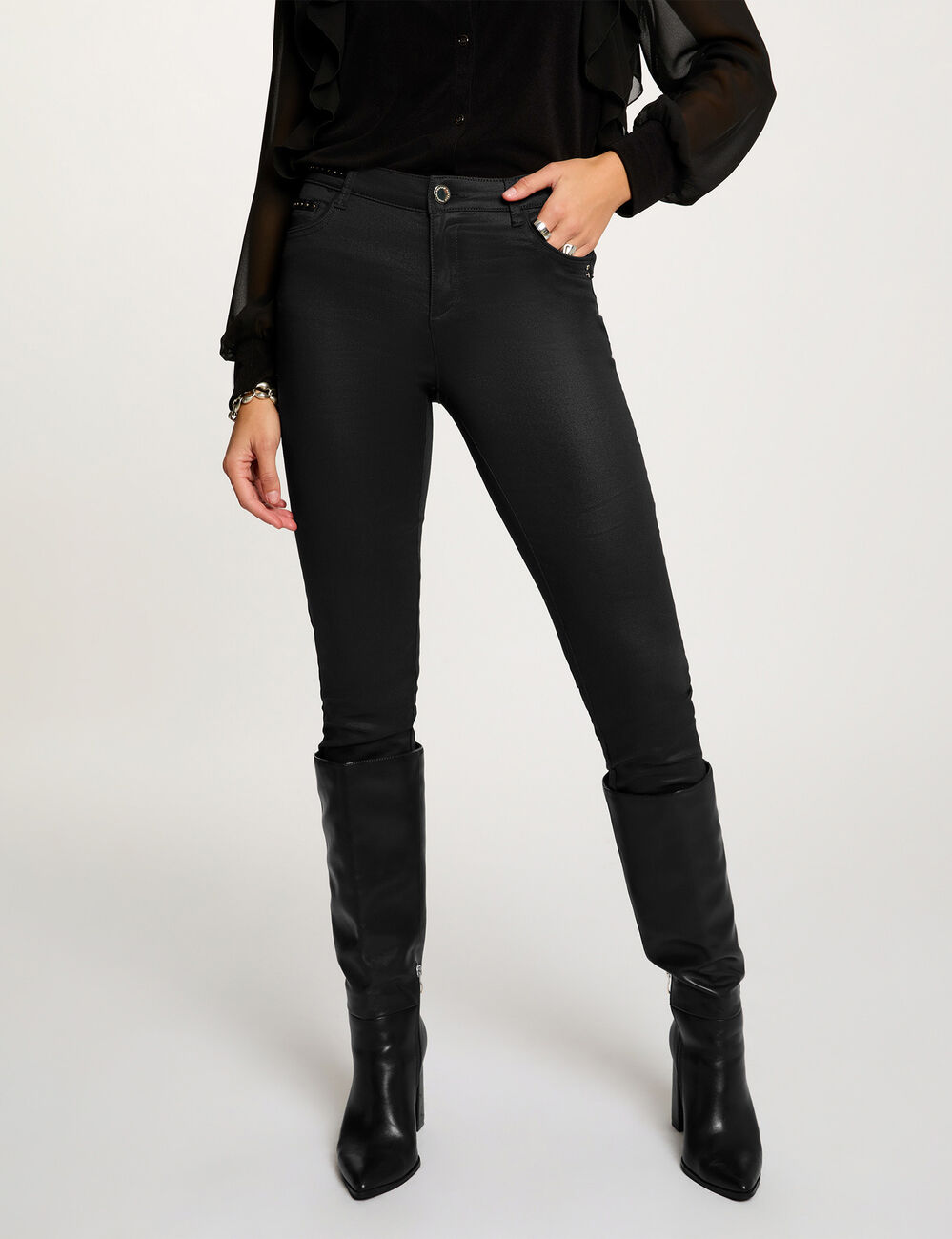 Pantal&oacute;n slim efecto mojado negro mujer