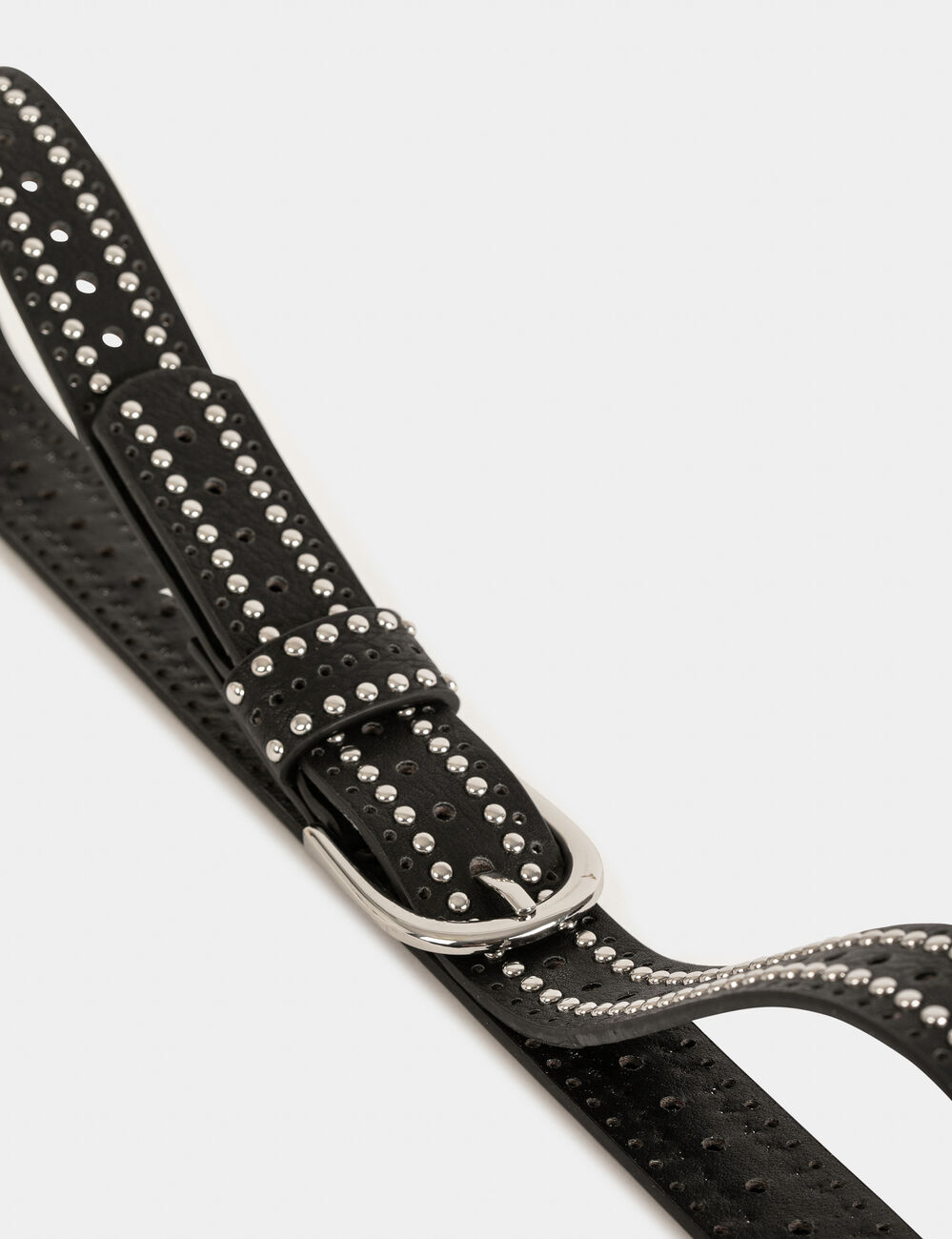 Cinturón con tachuelas y perforaciones negro mujer