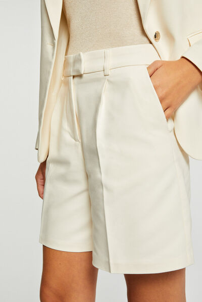 Short city recto con pinzas crudo medio mujer