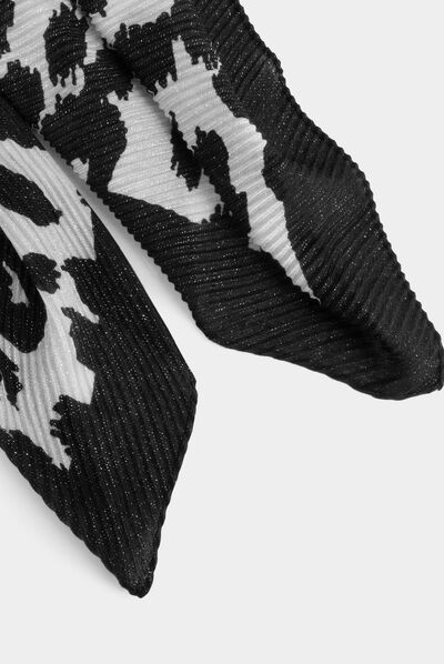 Fular plisado estampado animal negro mujer