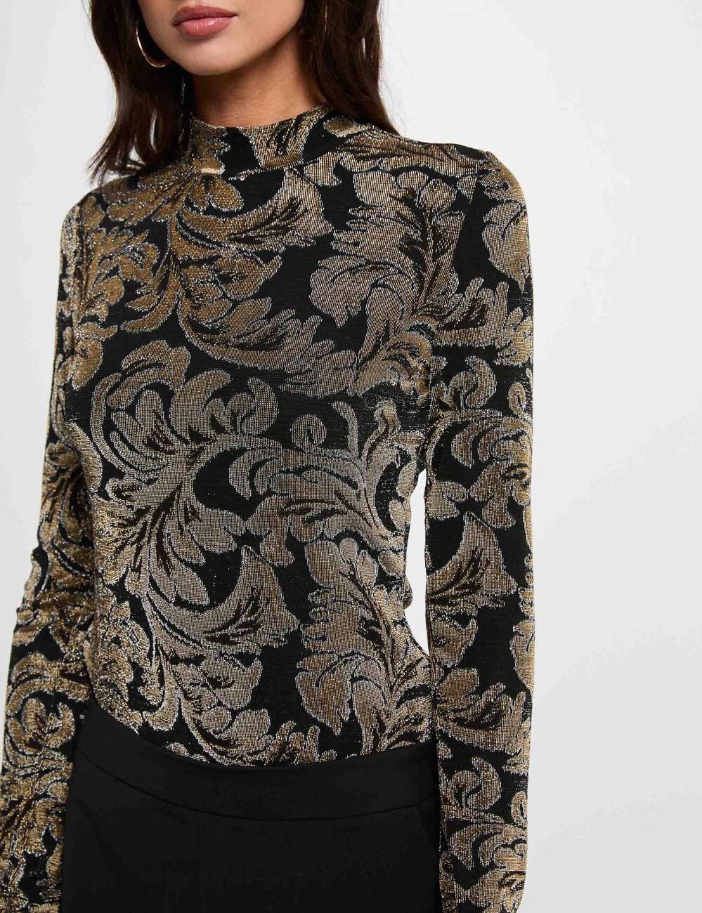 Camiseta de cuello alto negro mujer