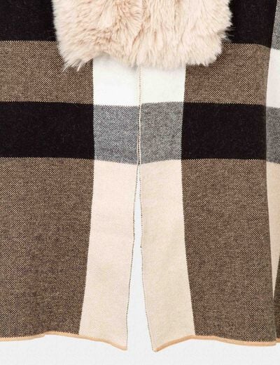 Poncho con detalles pelo de imitaci&oacute;n arena mujer