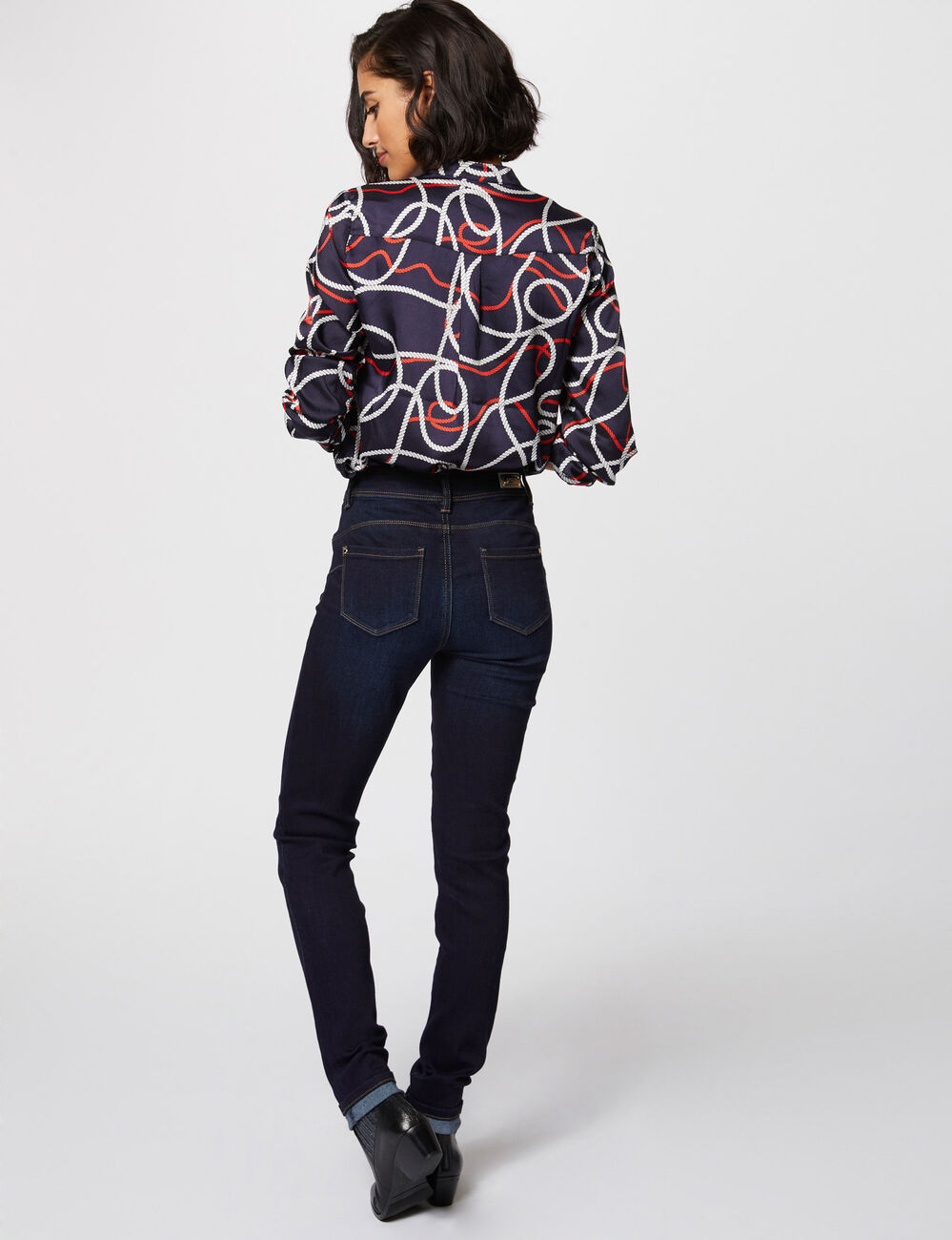 Vaquero slim talle est&aacute;ndar denim crudo mujer