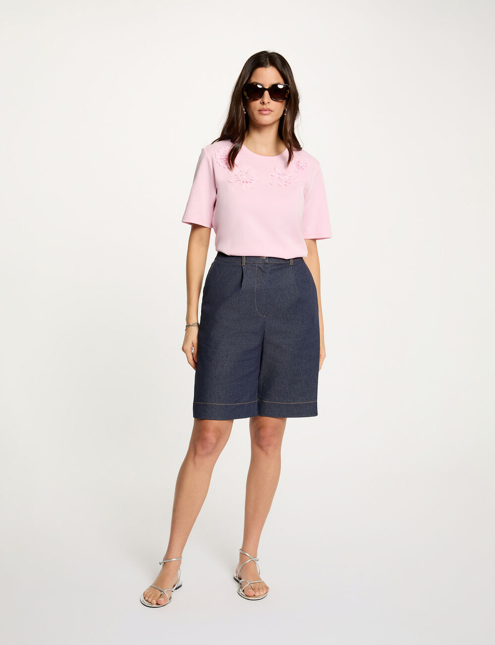 Pantal&oacute;n corto ancho de mezclilla denim crudo mujer