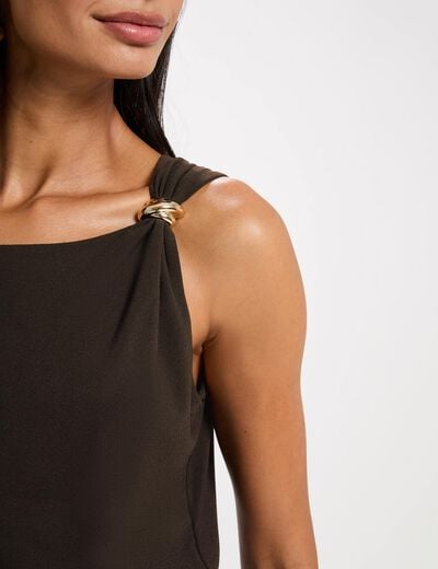 Camiseta asim&eacute;trica con joya marr&oacute;n oscuro mujer