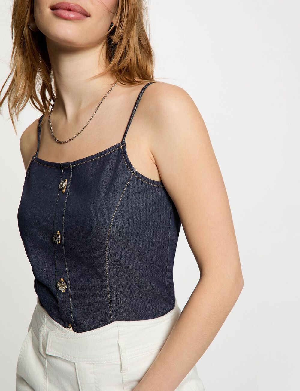 Top ajustado de denim denim crudo mujer