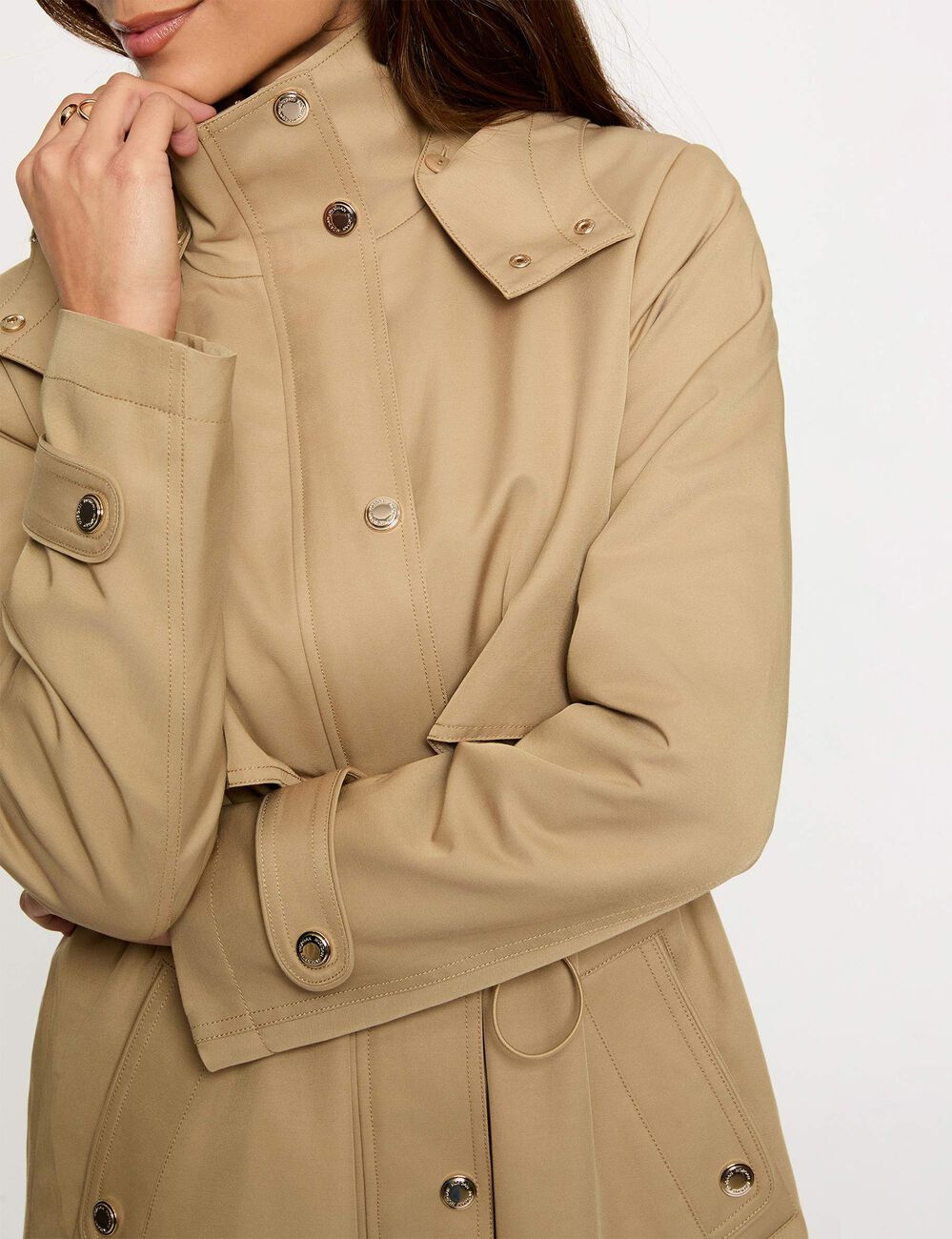 Parka larga con cuello alto beige mujer