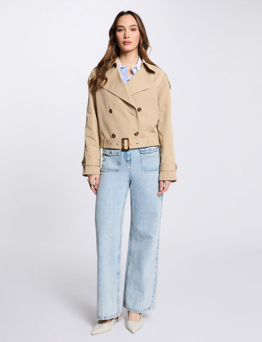 Gabardina corta con cinturón beige mujer