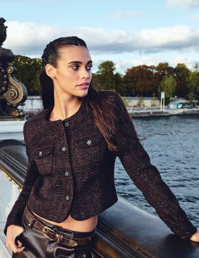Chaqueta entallada con cuello redondo marr&oacute;n oscuro mujer