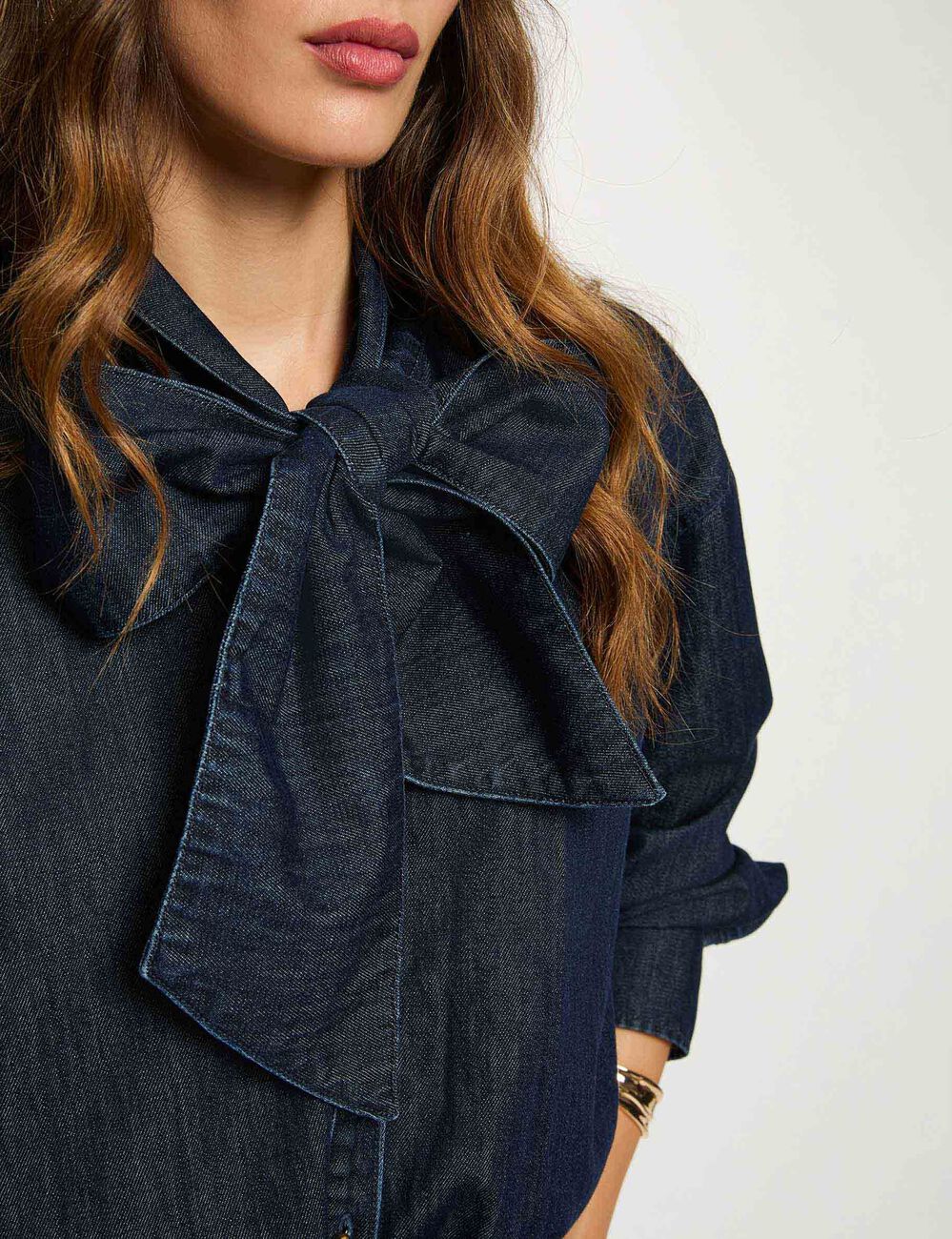 Camisa vaquera con lazada denim crudo mujer