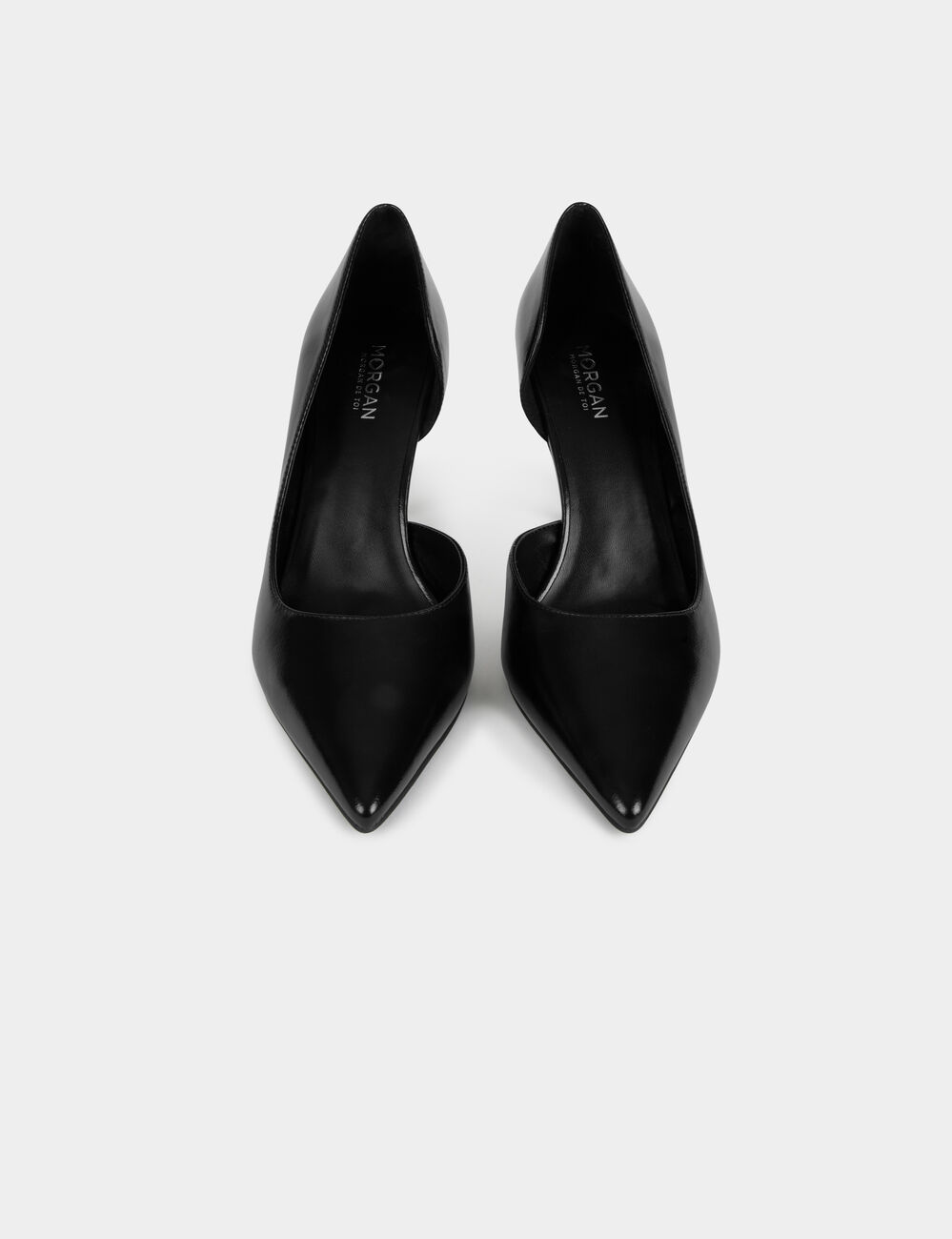Zapato de tac&oacute;n con lateral abierto negro mujer