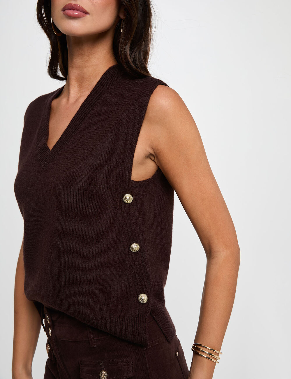 Jersey sin mangas con cuello en V marr&oacute;n oscuro mujer
