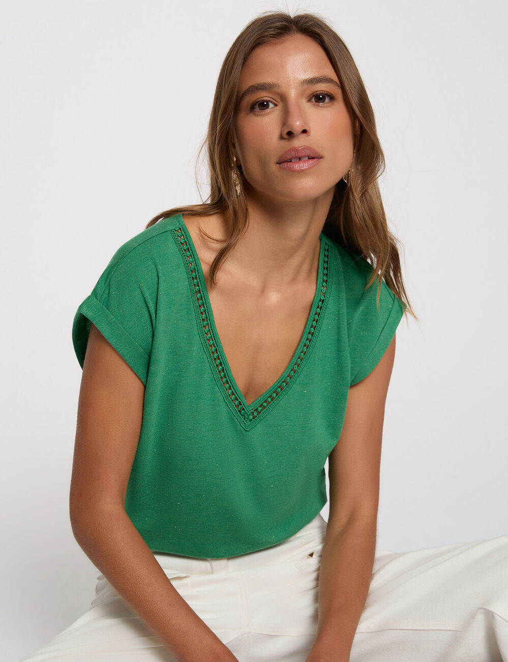 Camiseta brillante cuello v verde pradera mujer