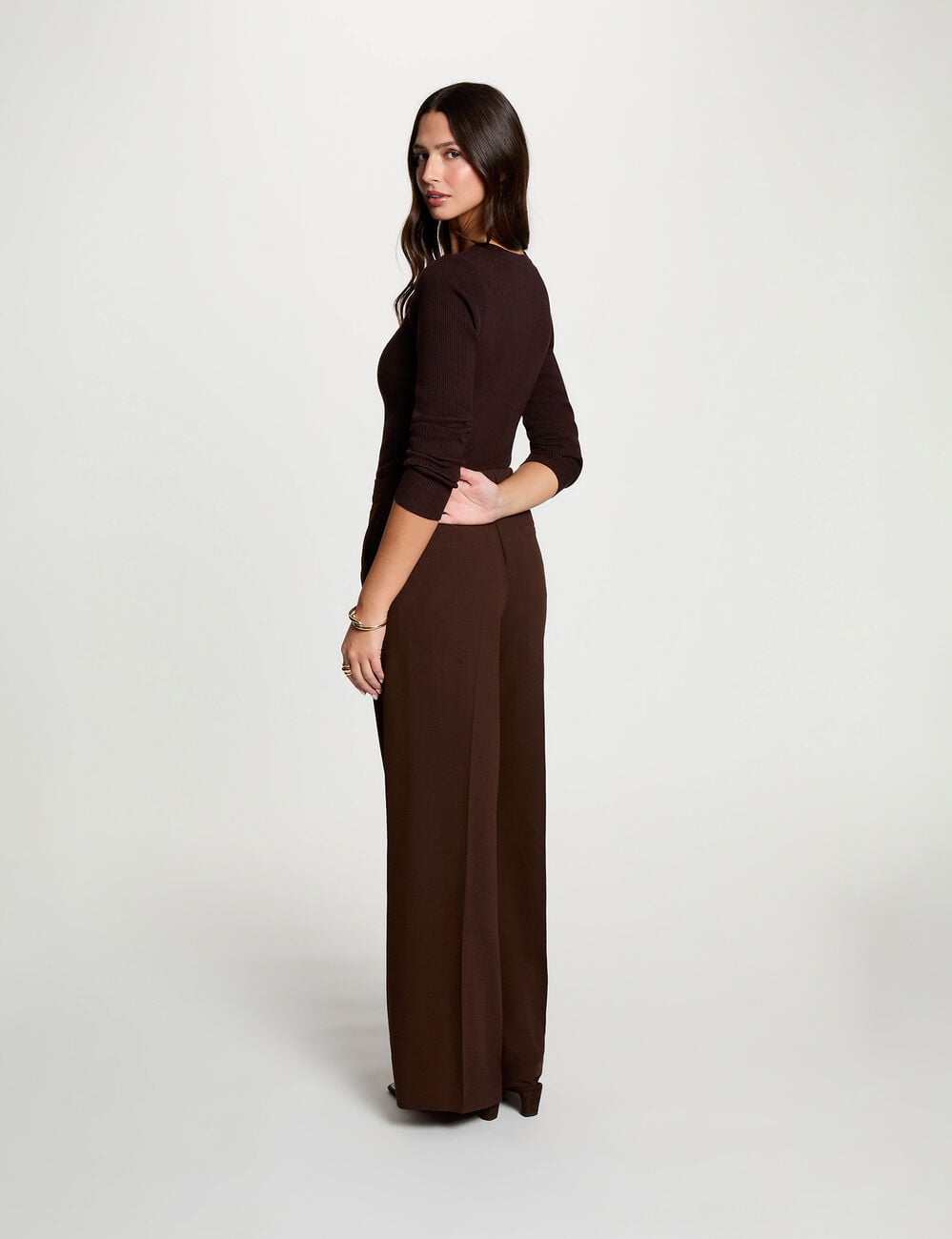 Pantal&oacute;n ancho y fluido marr&oacute;n oscuro mujer